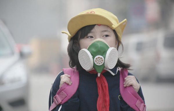 Heavy smog chokes E China
