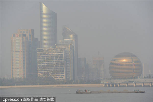 Fresh smog shrouds east, north China