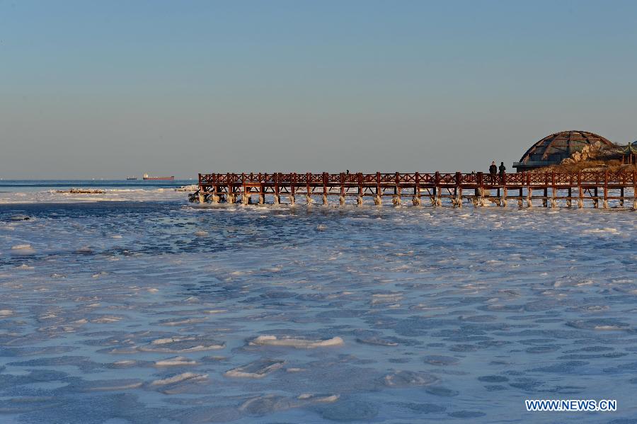 Sea ice appears on beach of Beidaihe