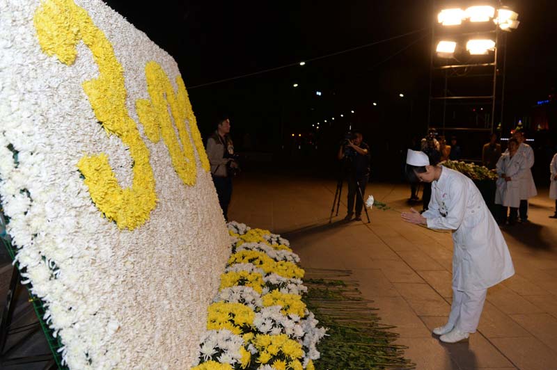 Residents mourn the dead in Kunming terror attack