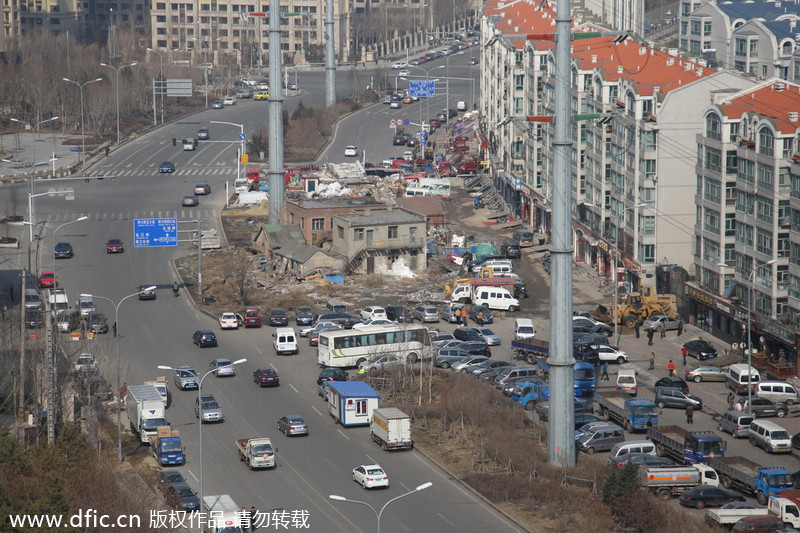 Nail houses stay in road for 3 years