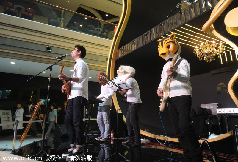 World's biggest guitar unveiled in Shanghai