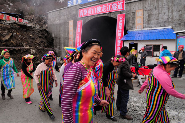 Highway tunnel opens world to Derung ethnic group