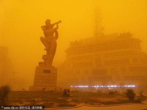 Sandstorm hits Northwest China