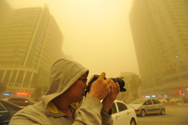 Sandstorm hits Northwest China