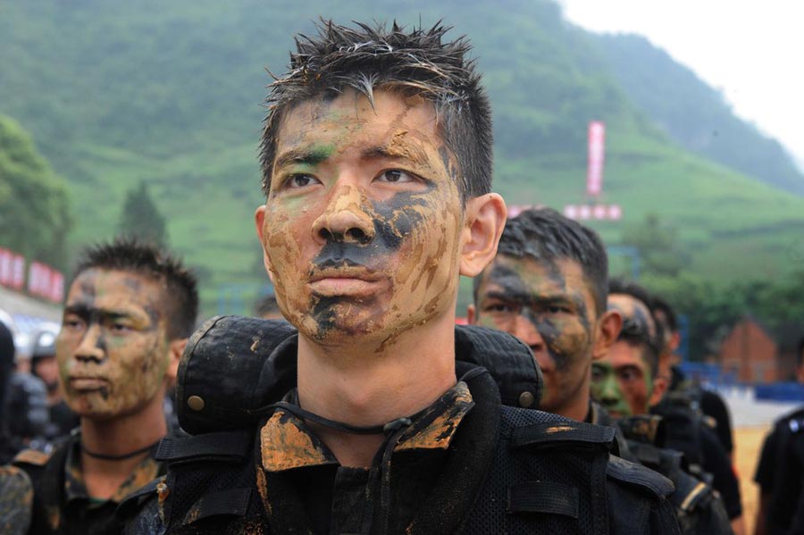Guizhou SWAT stunts in anti-terrorist drill