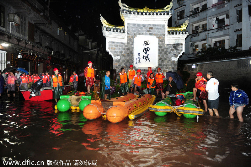 Thousands flee as rains lash Hunan, Anhui