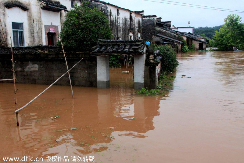 Thousands flee as rains lash Hunan, Anhui