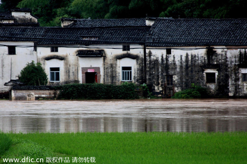 Thousands flee as rains lash Hunan, Anhui