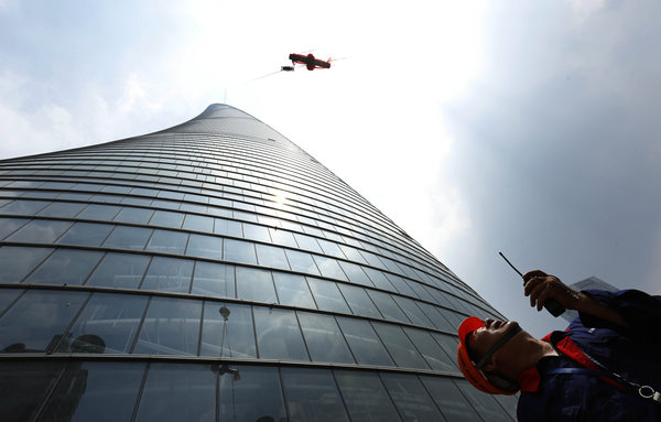 Shanghai Tower gets finishing touch