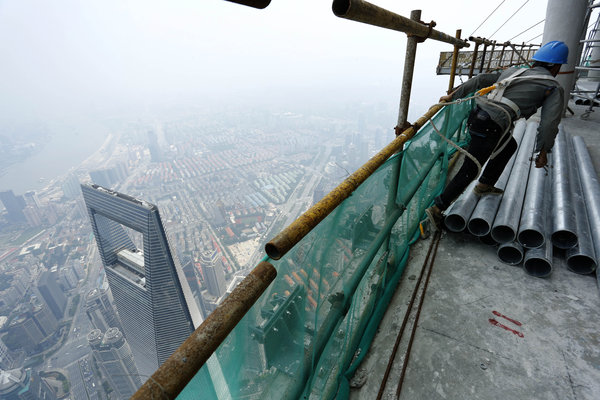 Shanghai Tower gets finishing touch