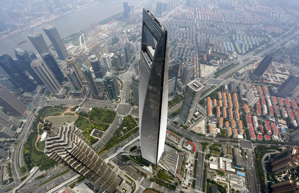 Shanghai Tower gets finishing touch