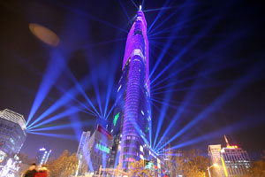 Shanghai Tower gets finishing touch