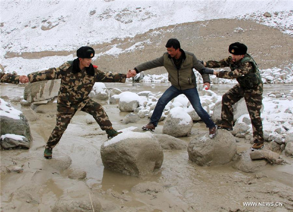 Mudslides trap 500 on Xinjiang highway