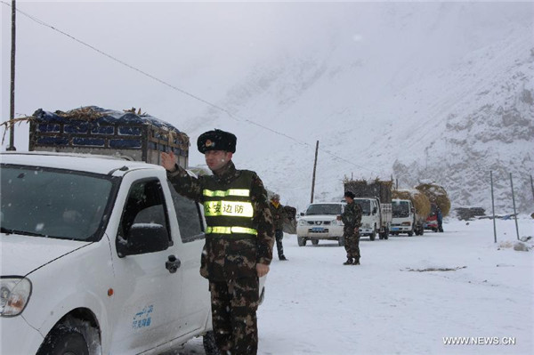 Mudslides trap 500 on Xinjiang highway