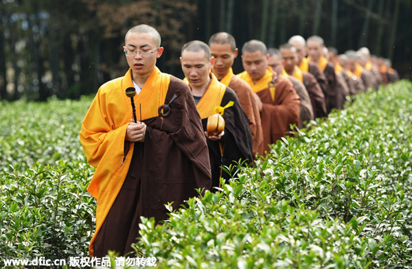 Monks perform tea-picking ritual in Hangzhou