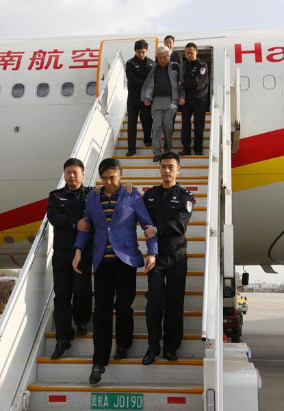 Two graft-involved Chinese fugitives taken back from Laos