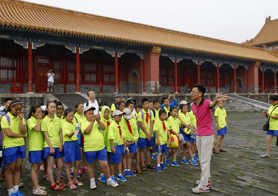 Left-behind children from remote areas visit Beijing