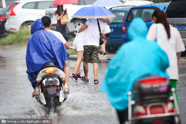 Rainstorm leaves commuters struggling