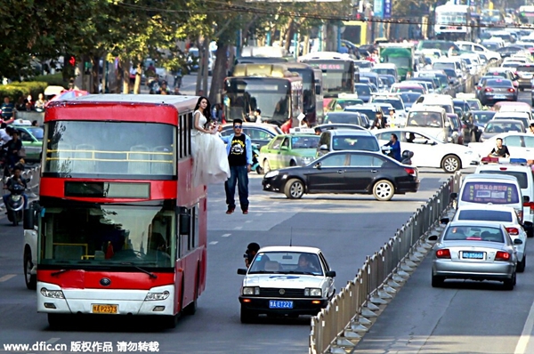 'Newlyweds' are 'floating' on air in Zhengzhou