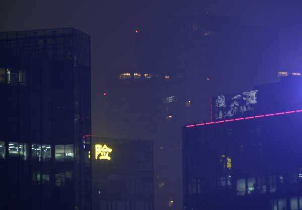 Beijing issues first red alert for heavy air pollution