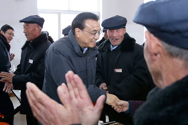 Premier Li takes Spring Festival greetings, and gifts, to old folk