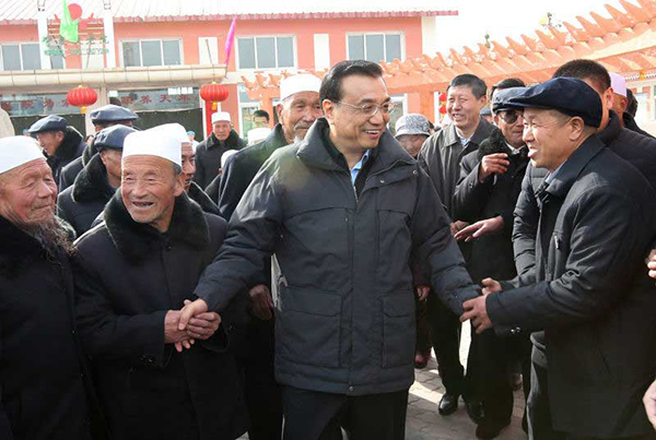 Premier Li takes Spring Festival greetings, and gifts, to old folk