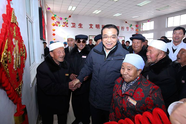 Premier Li takes Spring Festival greetings, and gifts, to old folk