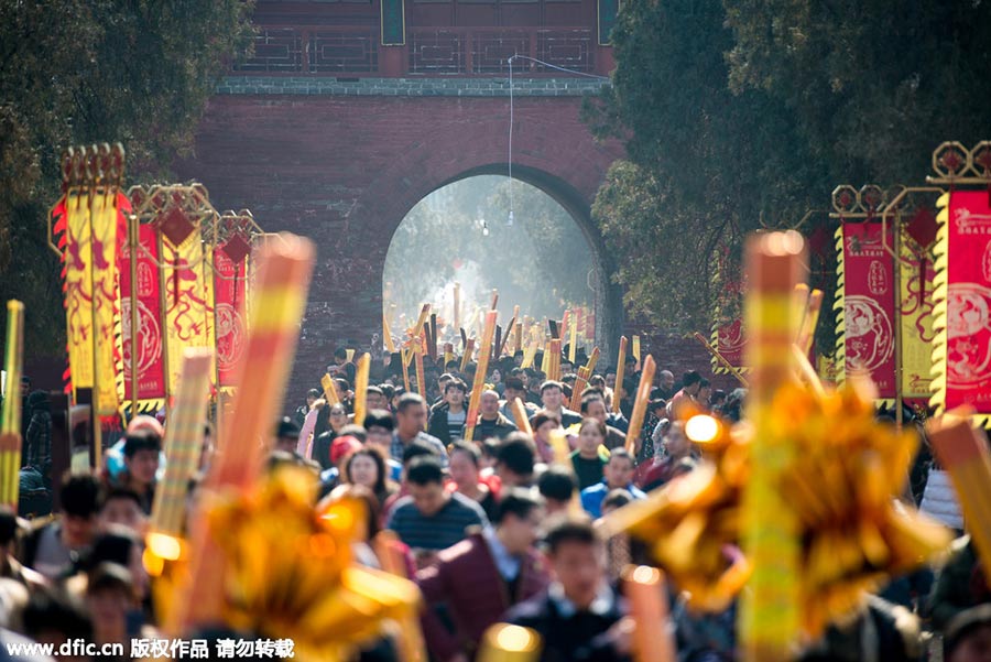 Chinese temples flooded with new year prayers, including foreigners