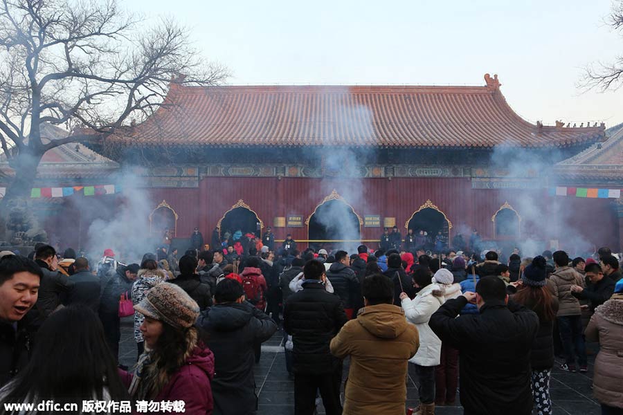 Chinese temples flooded with new year prayers, including foreigners