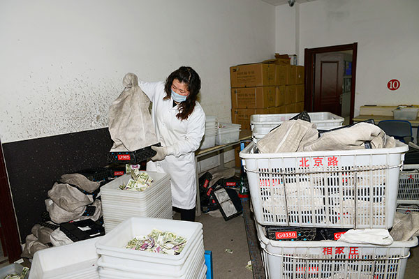 Workers count 8,000 banknotes daily