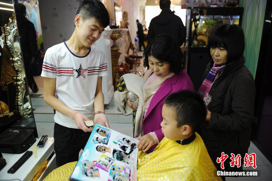 Cutting hair for Longtaitou Festival