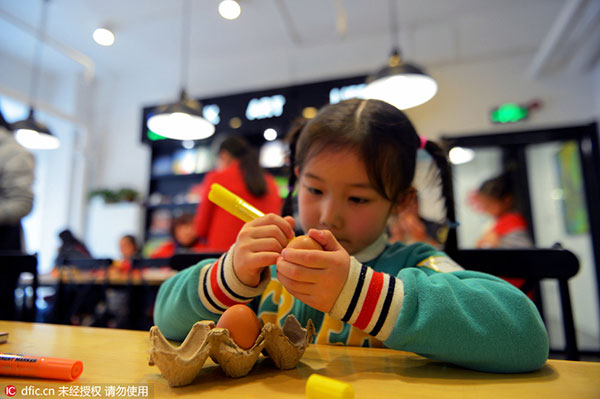 Students welcome spring by making egg stand