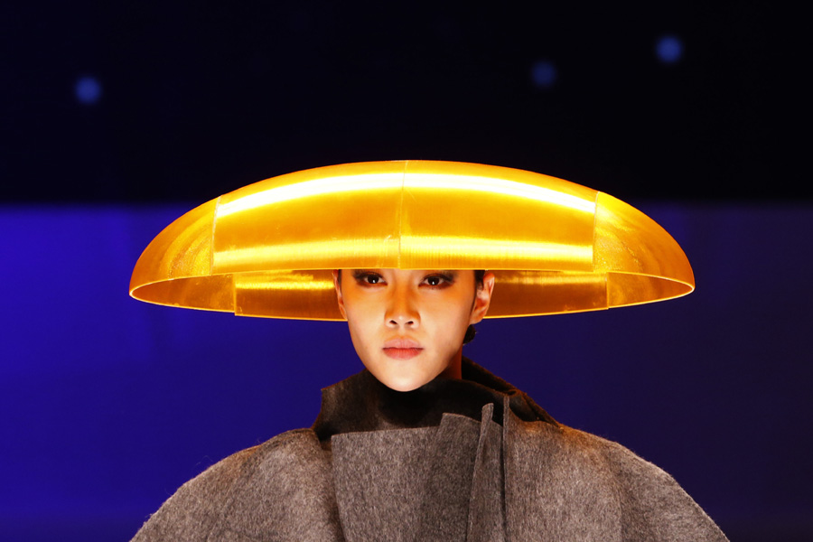 Headdresses shine at China Fashion Week