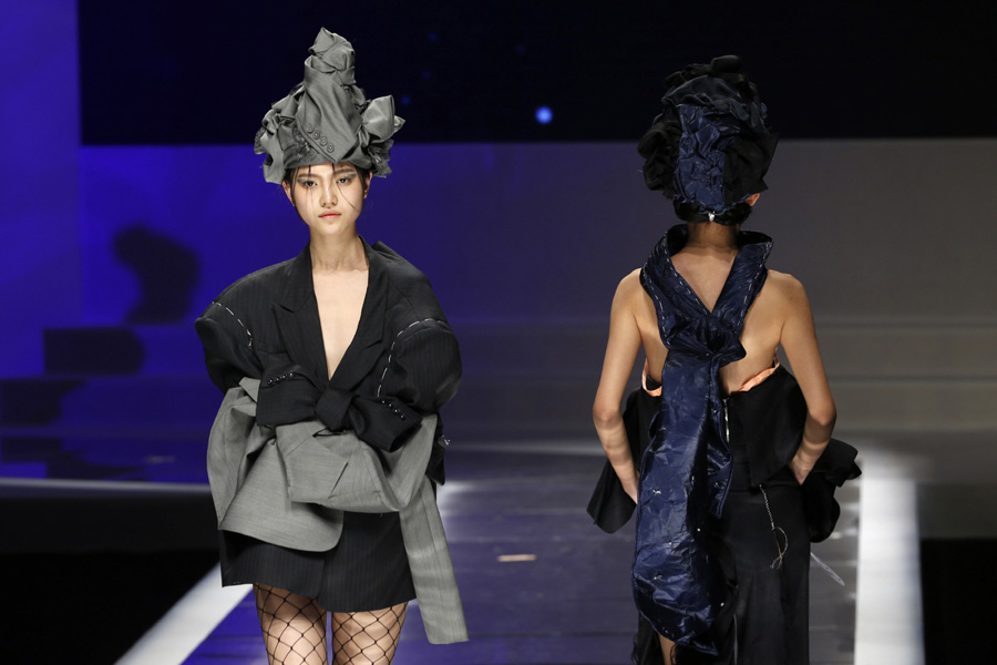 Headdresses shine at China Fashion Week