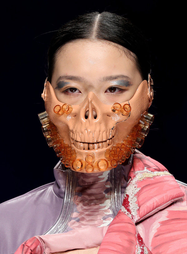 Headdresses shine at China Fashion Week