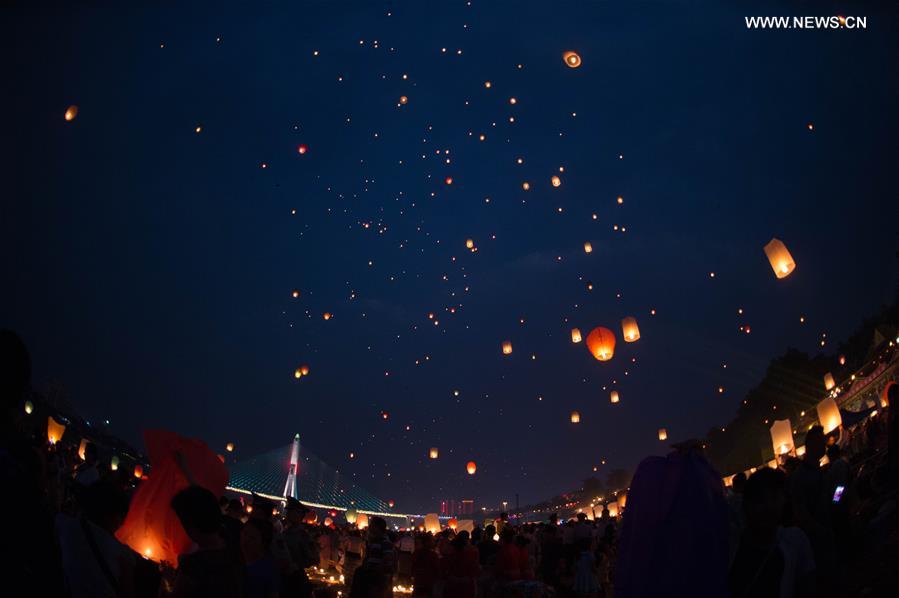 Sky lanterns released to celebrate new year of Dai ethnic group