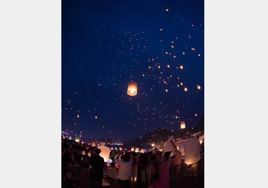 Sky lanterns released to celebrate new year of Dai ethnic group