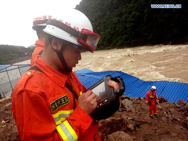 Sleepless night for SE China landslide rescue mission