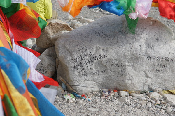 County in Tibet aims to stamp out tourist graffiti at Qomolangma scenic spots