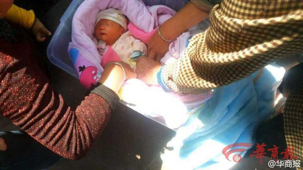 Young woman breastfeeds abandoned baby, praised as 'most kindhearted mother'