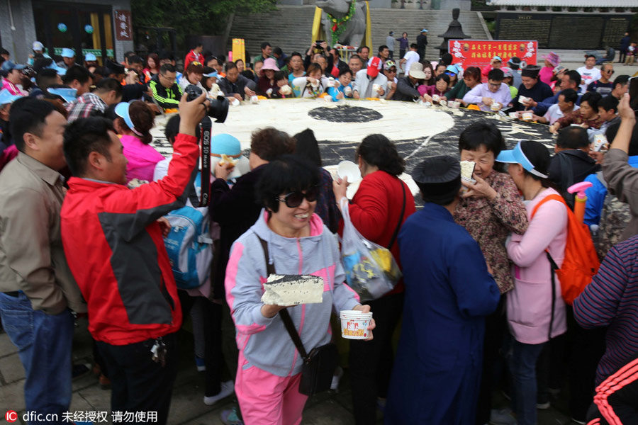 2.1-ton tofu finishes in two hours in central China