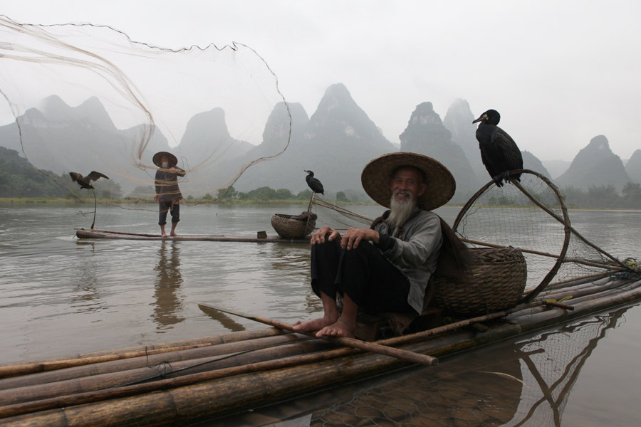 Stars of Lijiang River: Elderly brothers with white beards