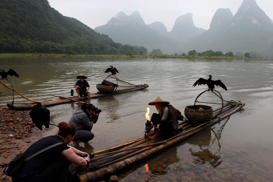 Stars of Lijiang River: Elderly brothers with white beards