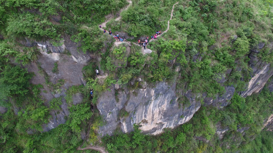 Kids climb vine ladder in 'cliff village' in Sichuan