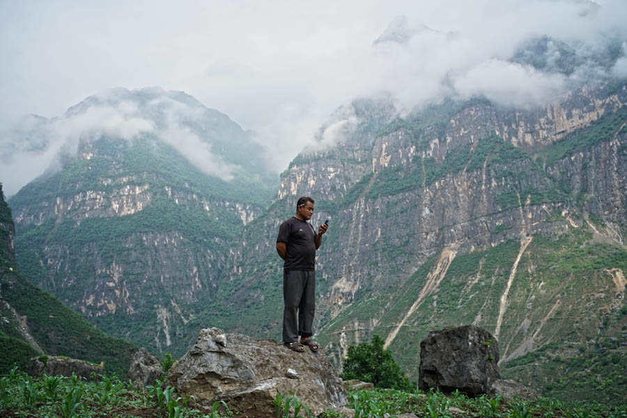 Kids climb vine ladder in 'cliff village' in Sichuan