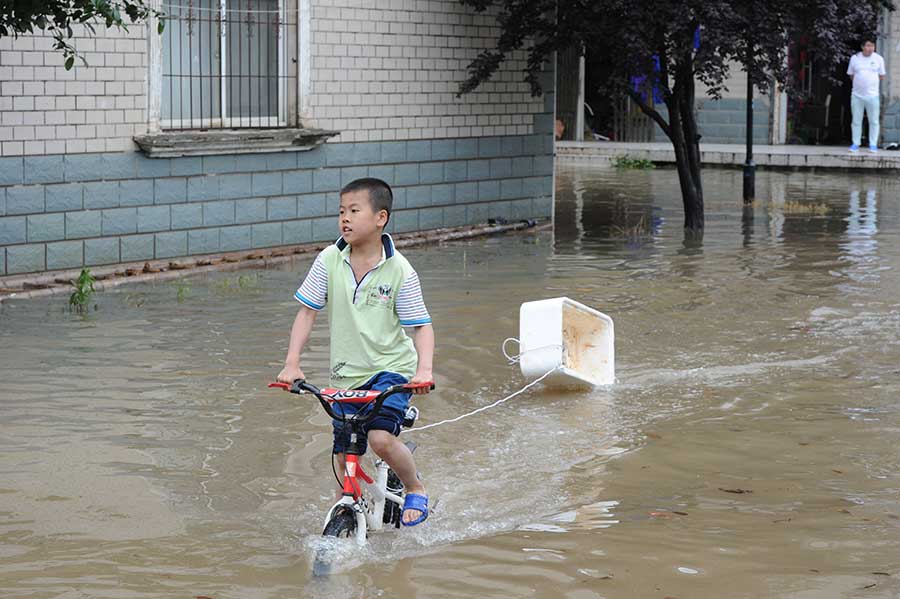 Heavy rain turns Wuhan into 'seaside' city