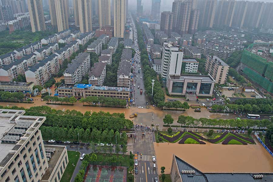 Heavy rain turns Wuhan into 'seaside' city