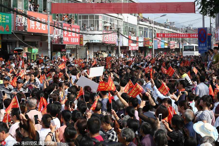 Students receive <EM>gaokao</EM> cheers in east China