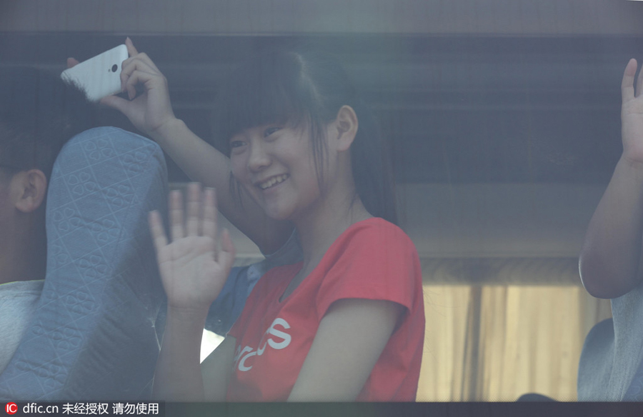 Students receive <EM>gaokao</EM> cheers in E China